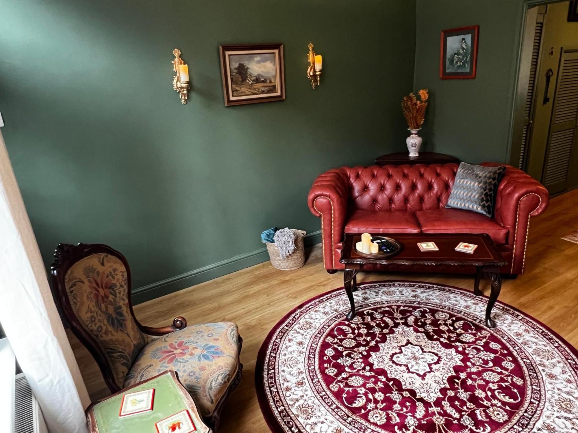 Robin's Hollow: 2bd Near Afc